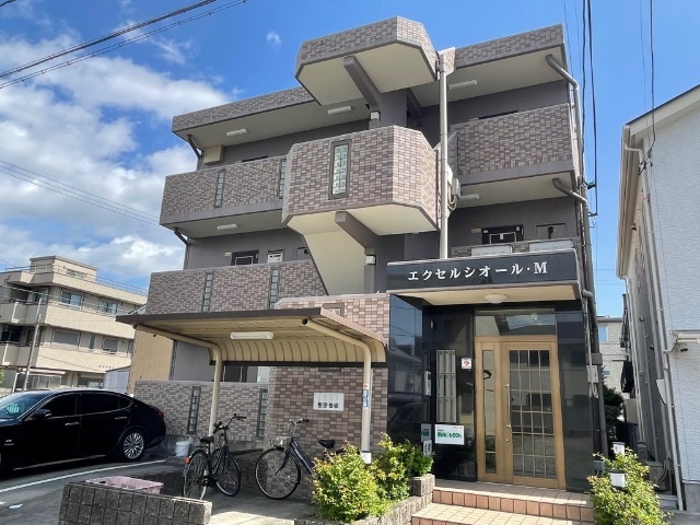 建物外観　落ち着いた雰囲気のマンションです。