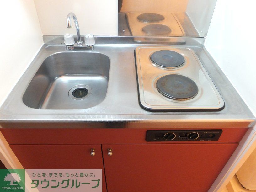 キッチン　２口電気コンロのほか電子レンジや２ドア冷蔵庫付