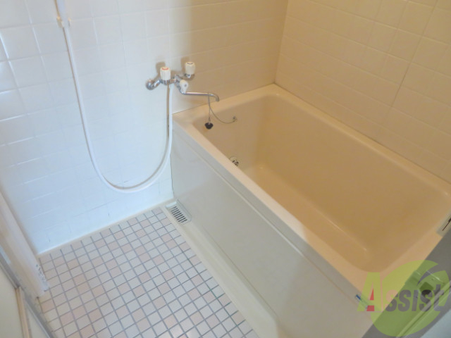 バス・シャワールーム　浴室はこちらのタイル貼りが可愛いお風呂になりますね