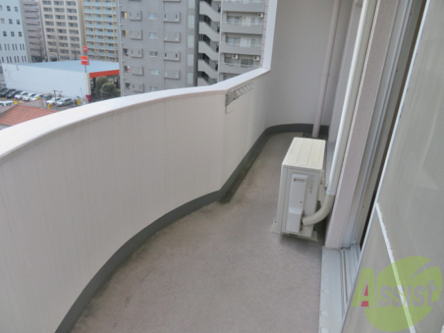 バルコニー　バルコニーはこちらカーブが付いている分広く使えますね