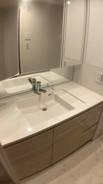 洗面設備　三面鏡付洗面化粧台