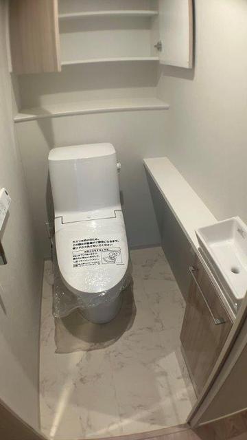 トイレ　温水洗浄便座・手洗いカウンター付
