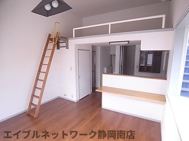 居室・リビング　こちらの居間で趣味の時間をお楽しみください