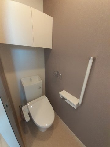 トイレ　落ち着いた色調のトイレです