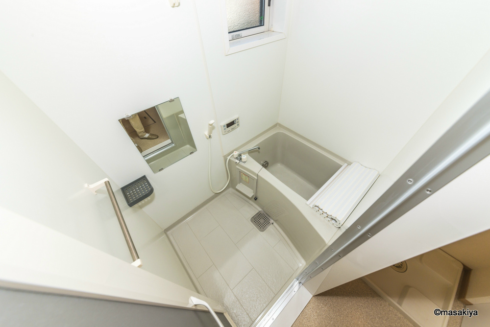 バス・シャワールーム　お風呂　追い焚き付きです。窓付きです。