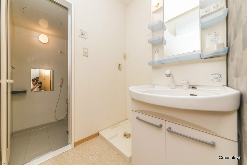 洗面設備　洗面・脱衣　シャンプードレッサー付き。