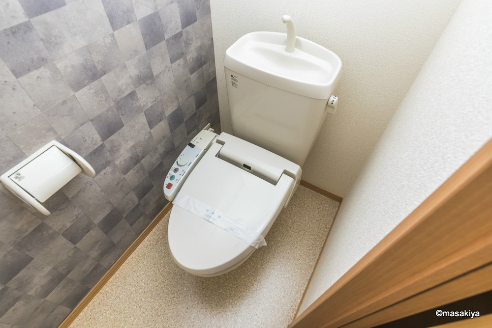 トイレ　トイレ　ウォシュレット付き。