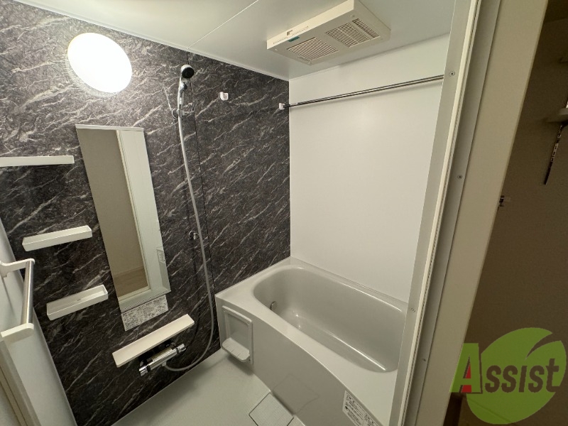 バス・シャワールーム　浴室になります。お風呂で疲れを癒してくださいませ。