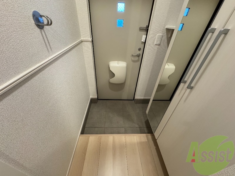 玄関　玄関になります。きれいで広々してますね。