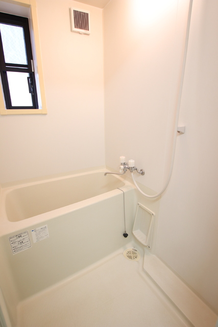 バス・シャワールーム　小窓がついています