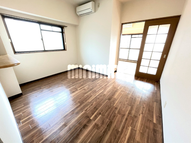 居室・リビング　角部屋で窓が多く明るいお部屋です