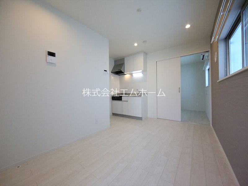 居室・リビング　ＬＤＫ8.3帖　システムキッチン　エアコン完備