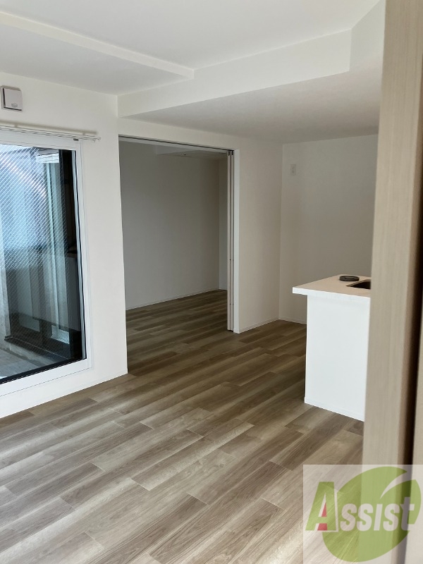 居室・リビング　木目のフローリングは落ち着きのある印象のお部屋になりますね。