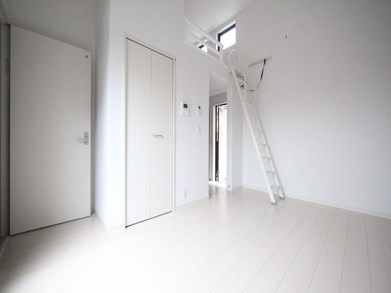 居室・リビング　洋室8.7帖　ロフト4.4帖（収納でもお部屋でも使えます）