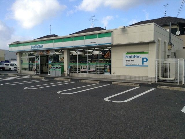 コンビニ　ファミリーマート（コンビニ）まで650m