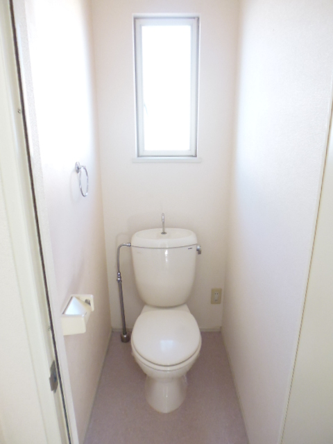 トイレ　★窓付きトイレで換気がしやすい★