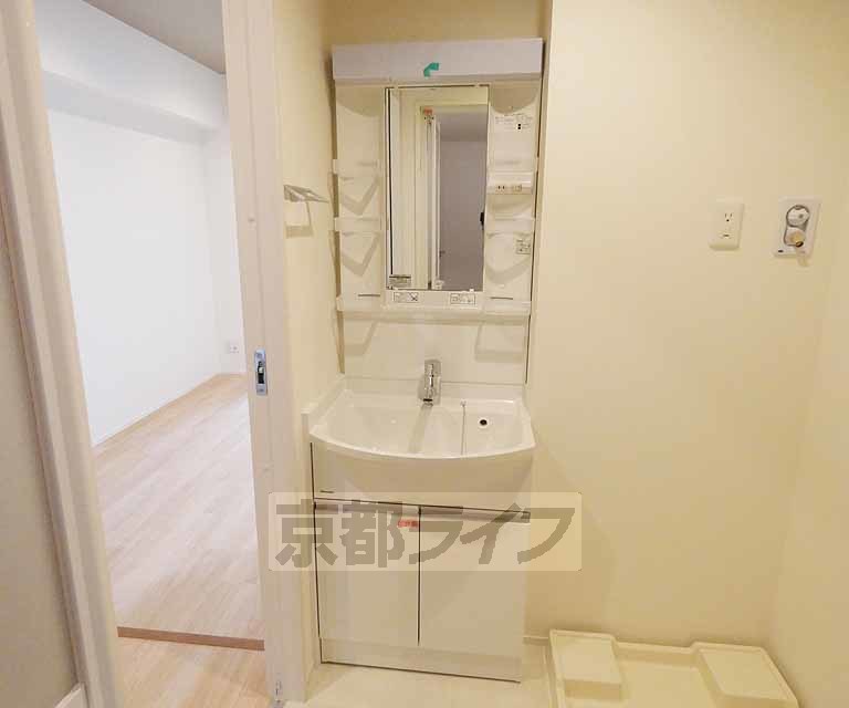 洗面設備　独立洗面台付きです。