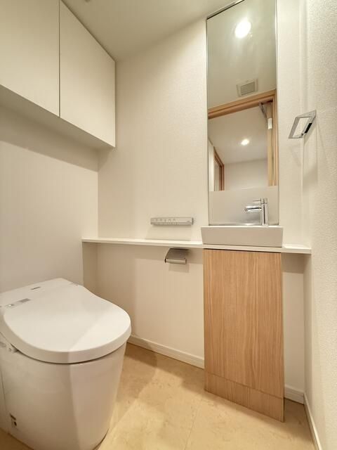 トイレ　落ち着いた色調のトイレです