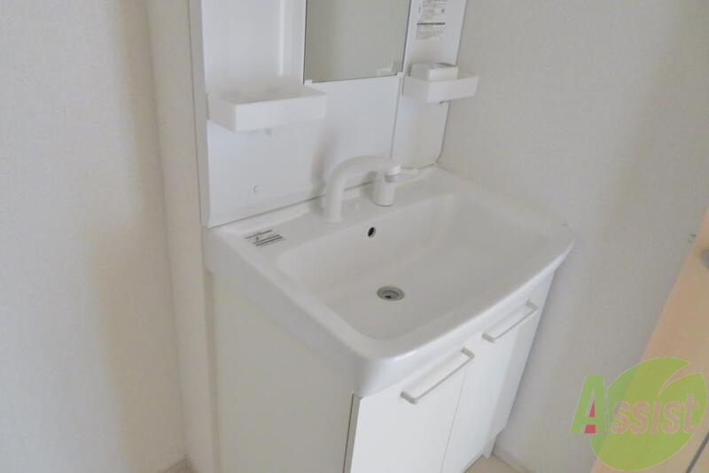 洗面設備　洗面化粧台がついていて忙しい朝も快適ですね。