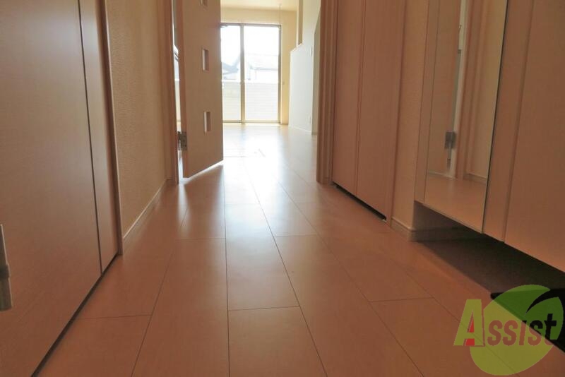 玄関　玄関からの写真になります。フラットな玄関です。