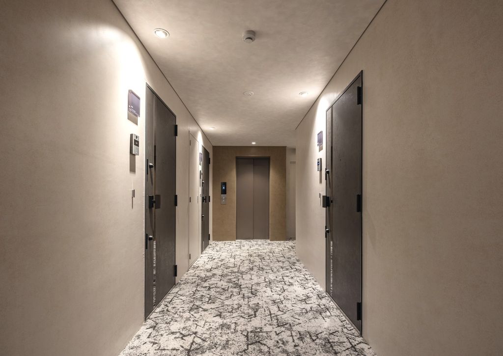 エントランス　落ち着いたBGMが流れるホテルライクなエントランス