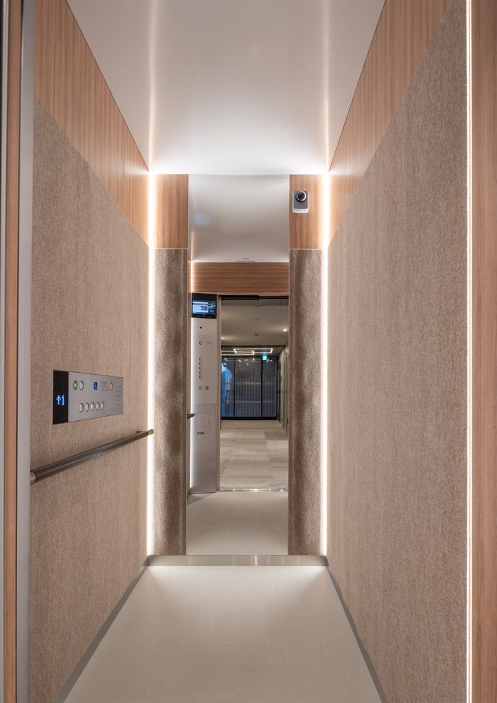 玄関　デザイン性の高い間接照明で演出されたエレベーター（防犯カメ…