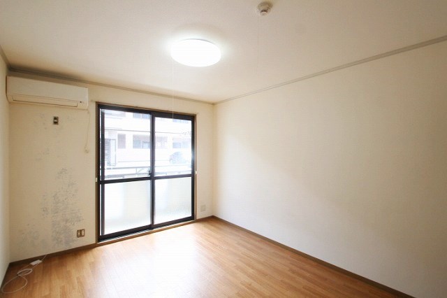 居室・リビング　同物件別棟別室