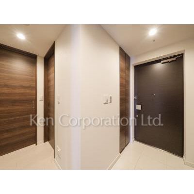 玄関　同タイプ24階のお部屋を撮影。仕様が異なることがあります。