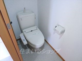 トイレ　シャワートイレ・収納棚あり