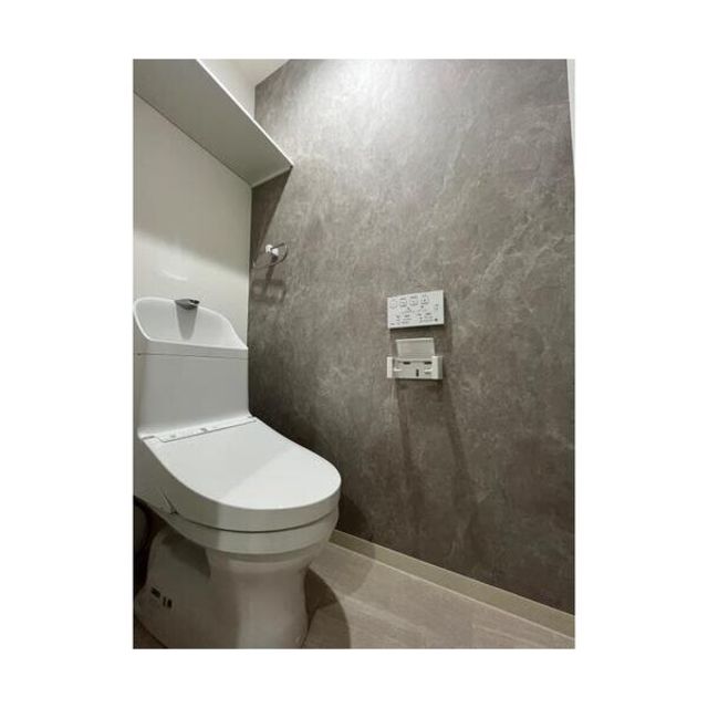 トイレ　人気アイテムの温水洗浄便座。清潔感のあるトイレです。