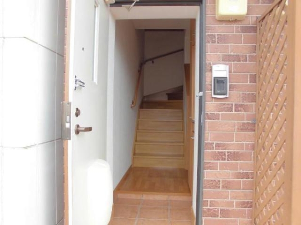 玄関　入ってすぐに内階段あります