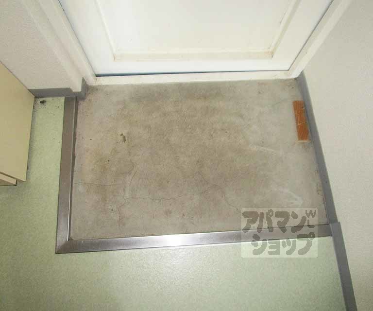 玄関　２０２号室の写真です。