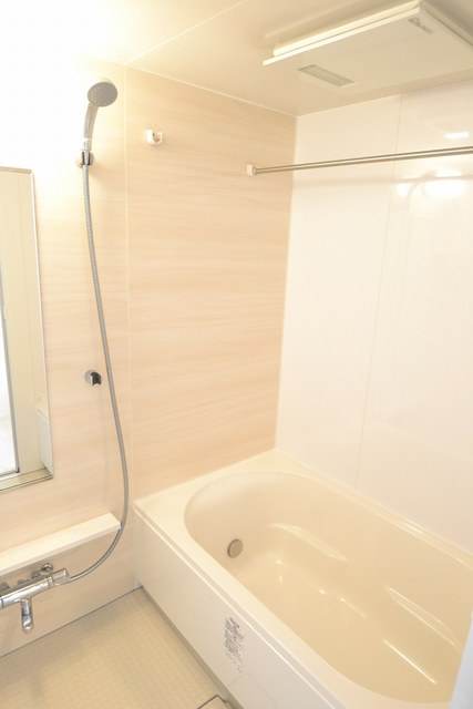 バス・シャワールーム　ゆったりサイズの１３１７。追い焚き機能付き