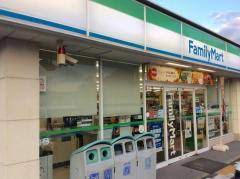 コンビニ　ファミリーマート草津岡本町店（コンビニ）まで2201m
