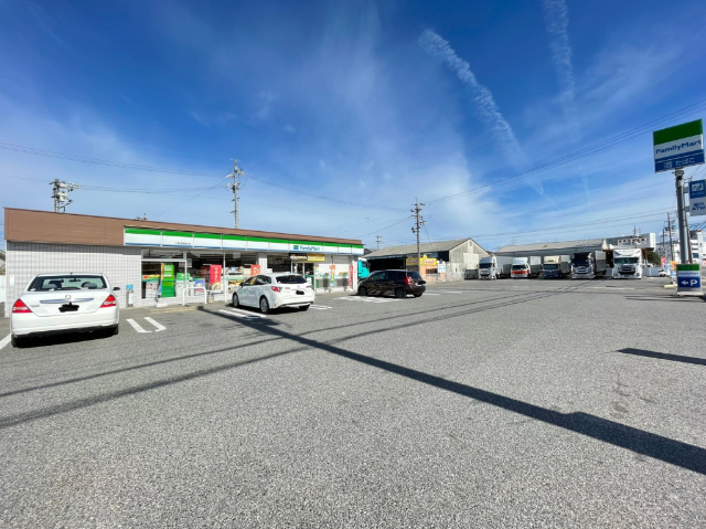 コンビニ　ファミリーマート小牧西島町店（コンビニ）まで492m