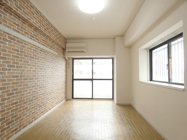 居室・リビング　★小窓があり陽当たり良好です