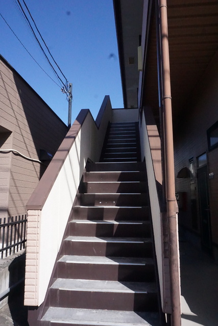 エントランス　２階へ上がる階段です☆