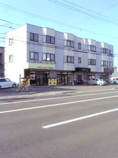 建物外観　1階にテナントが入っている建物です♪