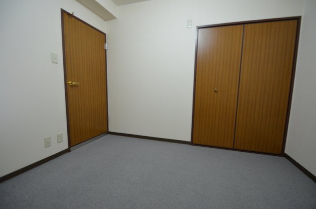 収納　別角度から見た洋室です☆