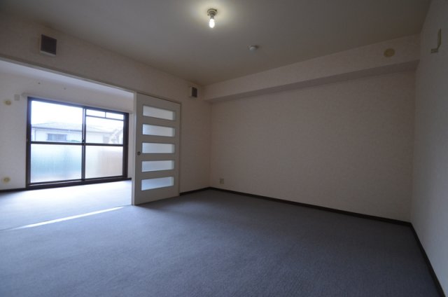 居室・リビング　広いリビングでくつろげます♪