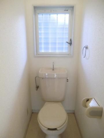 トイレ　窓付きのお手洗い