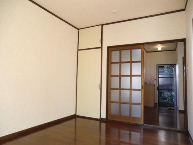 居室・リビング　日当たり良好な洋室