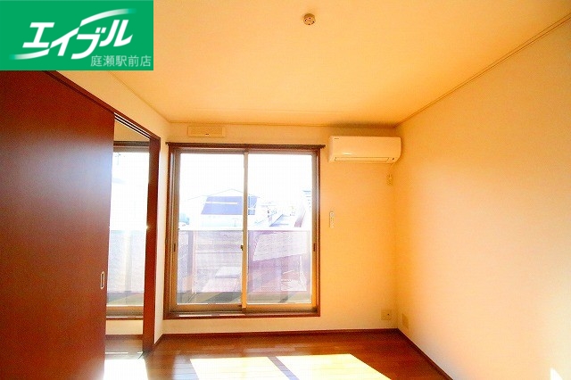 居室・リビング　同物件別部屋の写真です