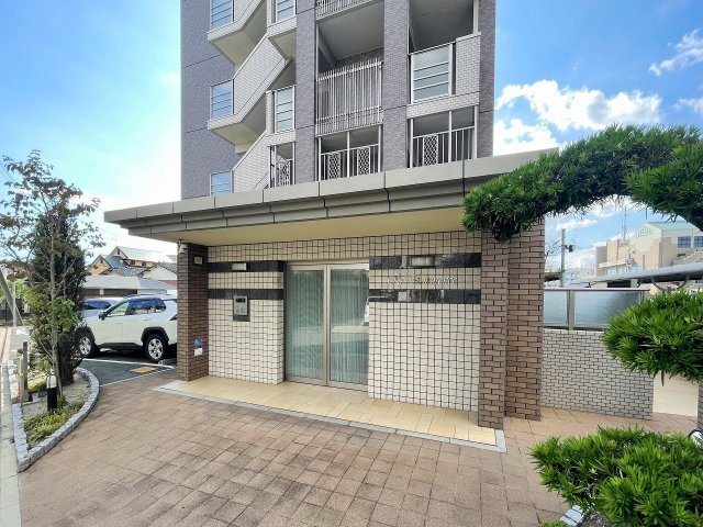 エントランス　落ち着いたエントランスです