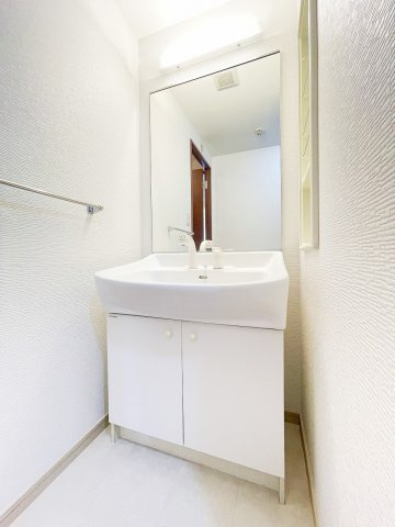 洗面設備　独立洗面台、小物を置くことができて便利です