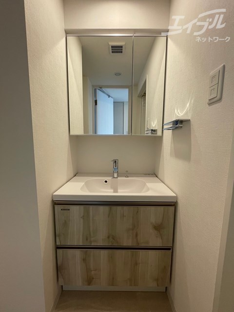 洗面設備　鏡裏に収納可能です！