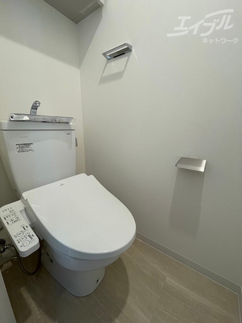 トイレ　収納棚付きで綺麗に使えます！