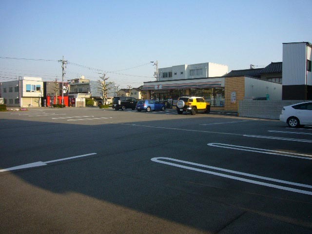 コンビニ　セブンイレブン富山西大泉店（コンビニ）まで440m