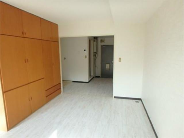 居室・リビング　８帖の洋室です