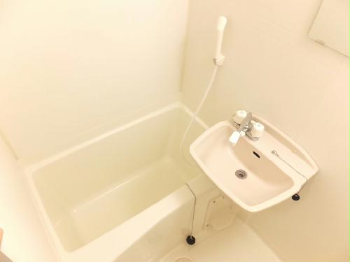 バス・シャワールーム　白を基調とした清潔感のある浴室です。